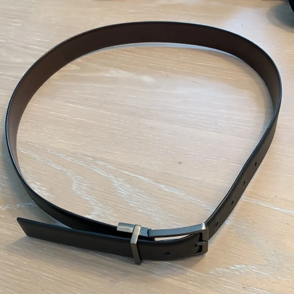 Perry Ellis Leather Belt 34/85  only 1 small mark from where last owner wore